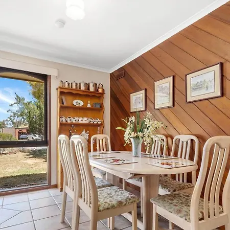 Sunny & Spacious Home In Melton Exterior photo