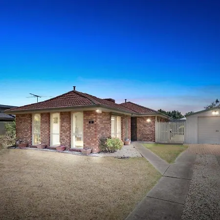 Sunny & Spacious Home In Melton Exterior photo