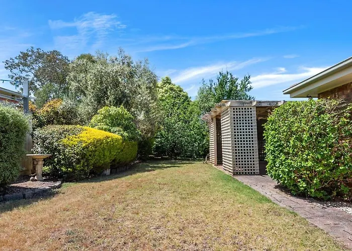 Sunny & Spacious Home In Melton