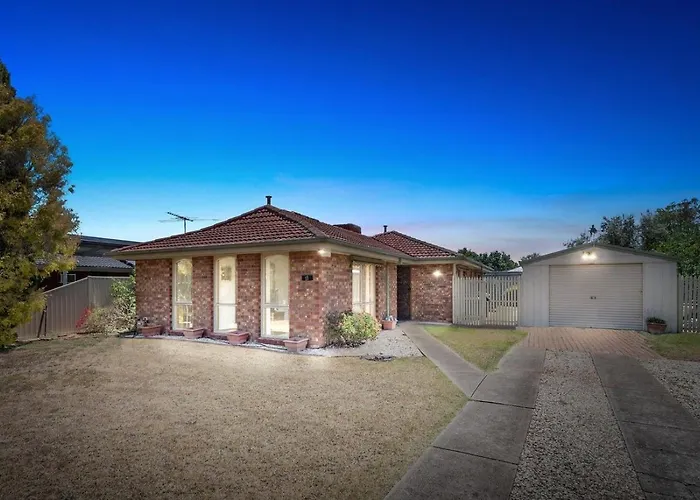 Sunny & Spacious Home In Melton
